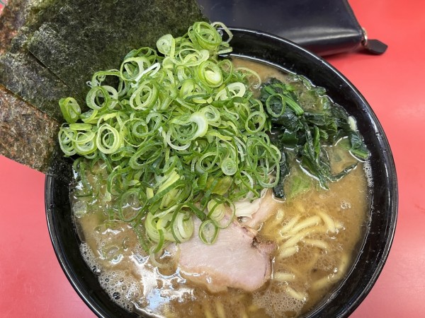 「ラーメン750円＋青ネギ80円」@ラーメン杉田家の写真