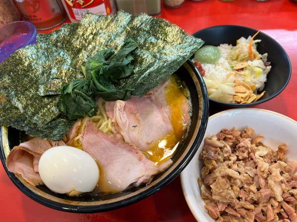 「大盛チャーシューメン+のり+くずれ+まぶし　ライス」@家系総本山 ラーメン吉村家の写真