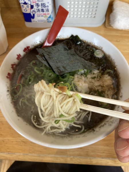 「背脂とんそば黒680替玉100」@麺や 木蓮の写真