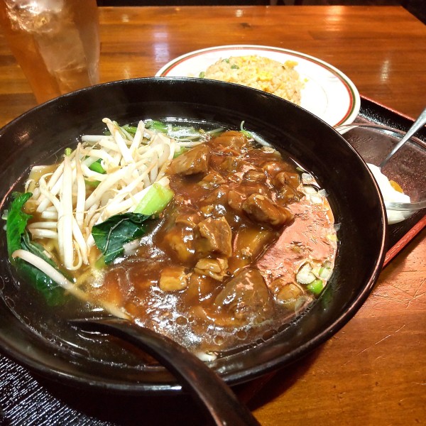 「牛バラ刀削麺(¥980)+半チャーハン(¥100)」@沁香苑 大森店の写真