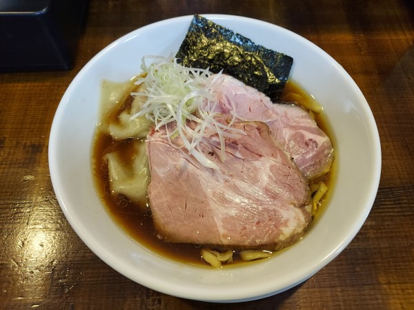 「臥龍(手揉み麺)1100円+ワンタン2個180円」@麺屋 龍の写真