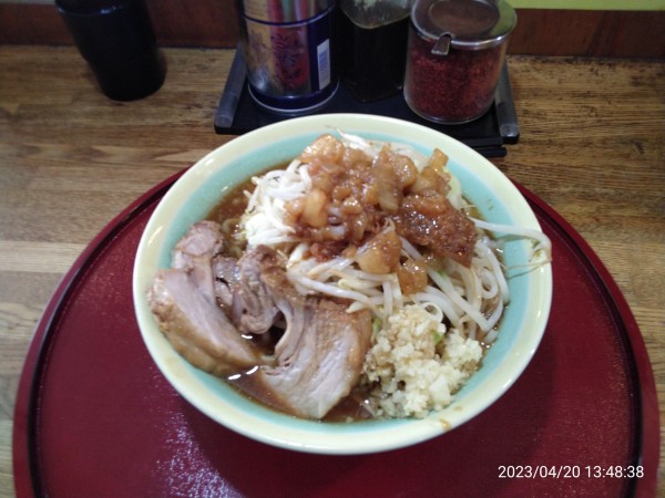 「小ラーメン(ニンニク、アブラ、カラメ)900円」@ラーメンめじの写真