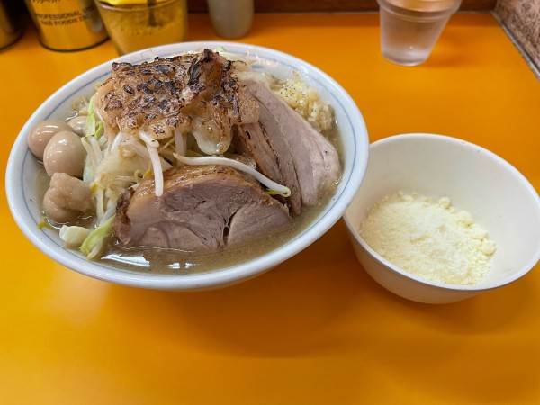 「ラーメン＋うずら味玉＋粉チーズ」@ラーメンエース 八王子店の写真