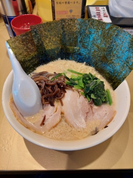 「家系超ごっつ(背脂ごてごて)」@超ごってり麺 ごっつ 秋葉原店の写真