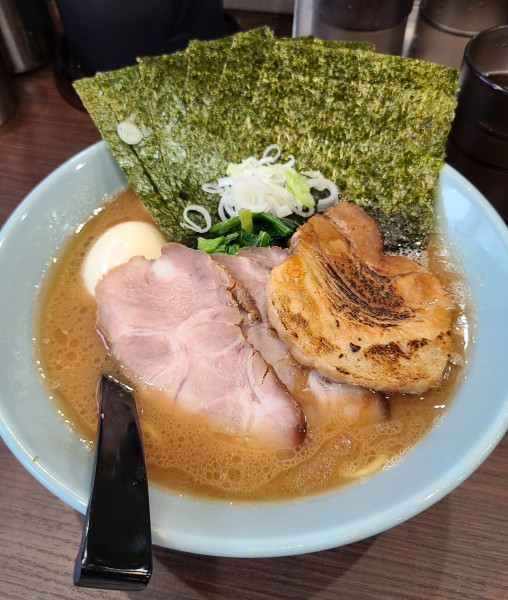 「らーめん全部のせ+炙り豚バラ+うずら卵(6個)」@横浜家系らーめん 侍 上野店の写真