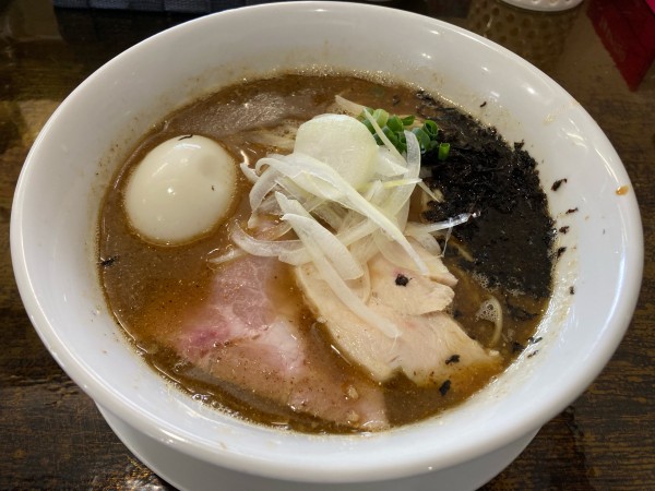 「ニボ白湯（限定）・味玉」@麺や 柴ちゃんちの写真