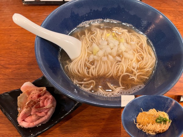 「煮干蕎麦+豚肩ロース生ハム風+オマール海老の和え玉」@麺処 にぼし香 横浜店の写真