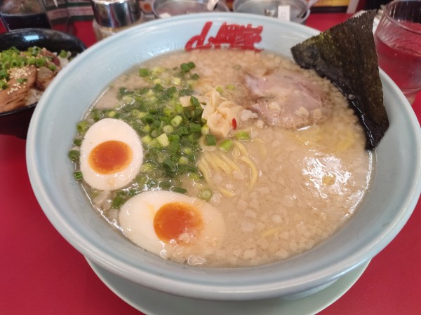 「プレミアム塩とんこつ」@ラーメン山岡家 春日部店の写真