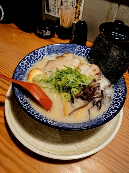 「博多豚骨全部のせ」@博多ラーメン鶴亀堂 三芳藤久保店の写真