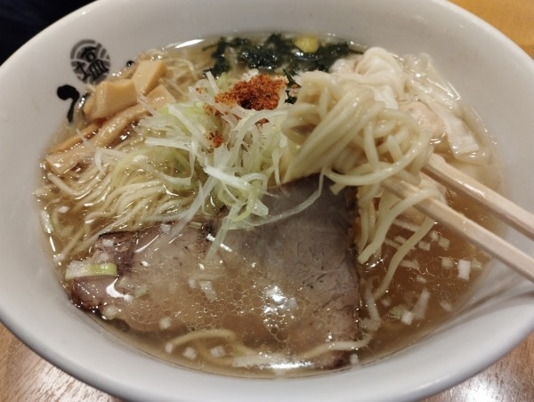 「海老塩わんたん麺(1,080)」@塩専門 ひるがお 東京駅店の写真