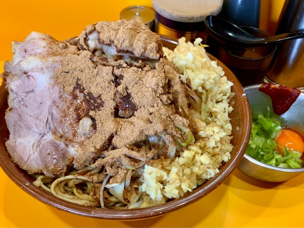 「(限定)マスタードクロ大 麺増し700g ねぎたま しょうが お」@ラーメン二郎 八王子野猿街道店2の写真