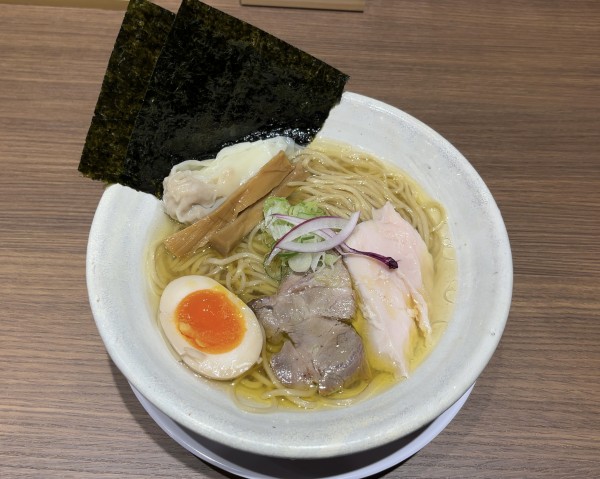 「塩らあめん＋上トッピング」@Homemade Ramen 麦苗 COREDO室町店の写真