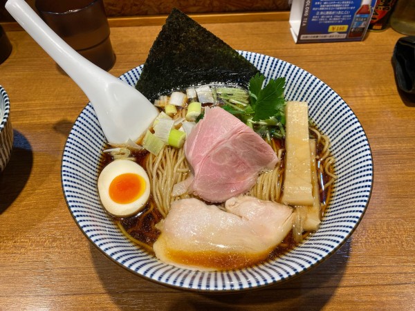 「煮干蕎麦　黒醤油　大盛り」@寿製麺よしかわ 川越店の写真
