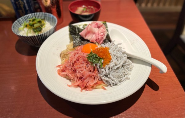 「【限定】生桜海老と釜あげしらすのまぜそば ¥1350」@酒肴場 屯の写真