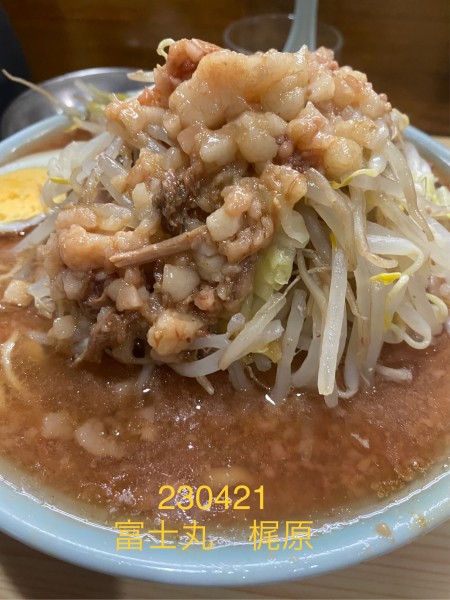 「ラーメン半分＋生玉子　1,000+100」@ラーメン富士丸 明治通り都電梶原店の写真