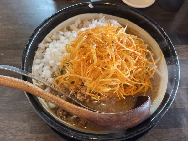 「赤ネギ味噌ラーメン　タマネギ　990円」@味噌ラーメン専門店 日月堂 浦和さいど店の写真