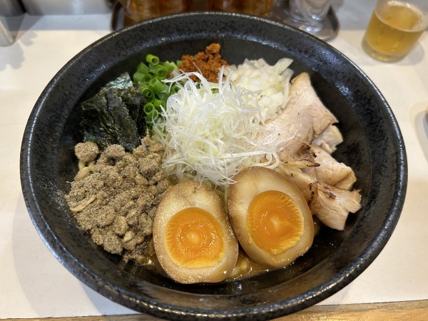 「【限定】味噌にぼしまぜそば900円+ノンアルコールビール」@麺屋 扇 SENの写真