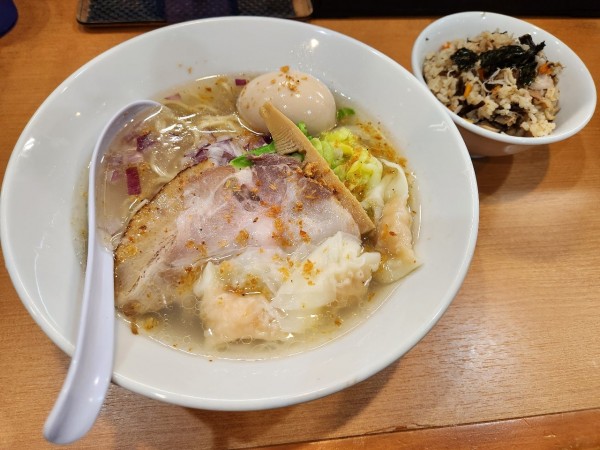 「味玉海老しお らーめん　炊き込みご飯」@中華そば 円月の写真