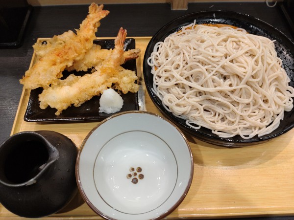 「【期間限定】えび天そば（冷・二枚もり）＝６３０円　※」@小諸そば 鎌倉橋店の写真