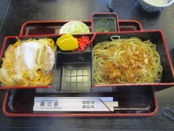 「カツ丼と冷やしたぬき蕎麦セット 1050円」@田口屋の写真