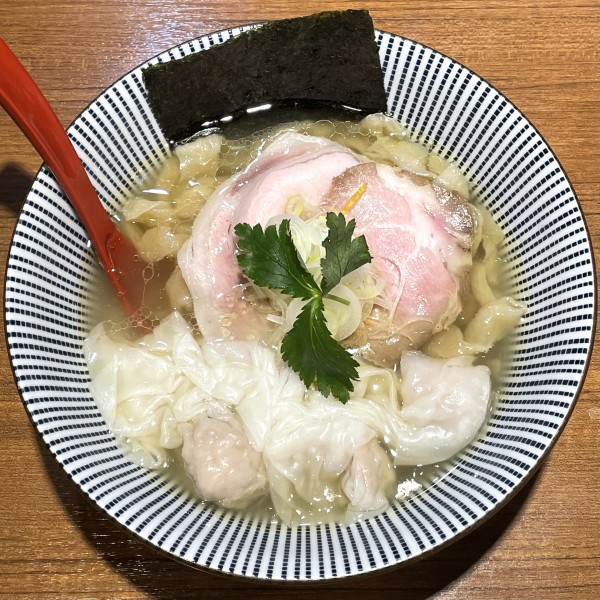 「【限定①】比内地鶏の塩中華そば柚子入＋ワンタン」@寿製麺よしかわ 川越店の写真