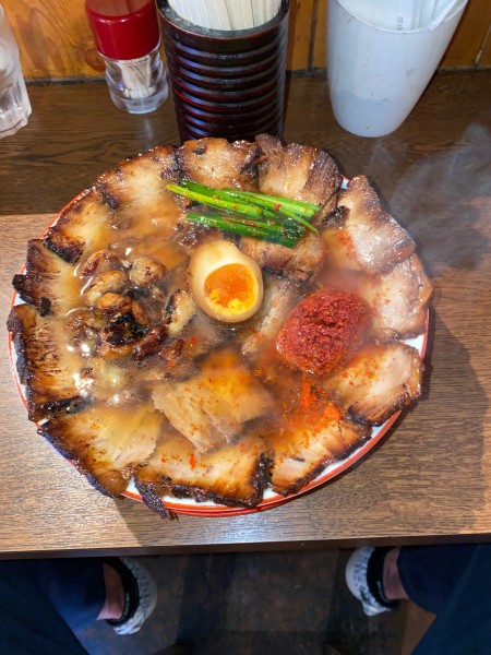 「焼豚ラーメン大盛肉盛りにんにく大辛¥1,300円」@焼豚ラーメン 三條の写真