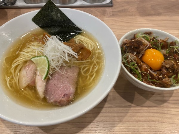 「鶏らぁ麺塩+吊るし焼き豚ご飯」@麺処 にし尾の写真