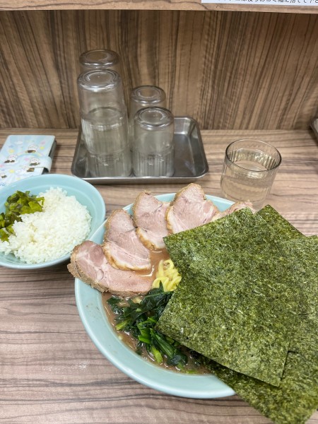 「海苔チャーシュー麺硬め濃いめ、無料ライス」@横浜ラーメン 武蔵家 武蔵境店の写真