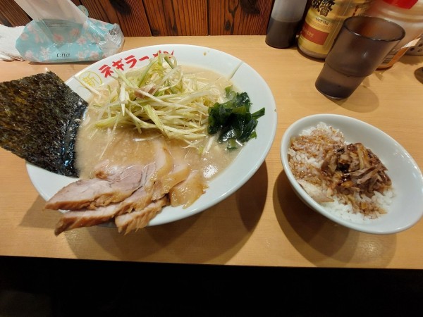 「ネギチャーシュー麺+チャ飯」@○新 ネギラーメン 新橋店の写真