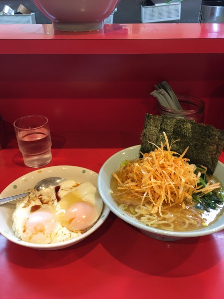 「ピリ辛ラーメン並　目玉焼き丼」@横浜家系ラーメン 黄金家の写真