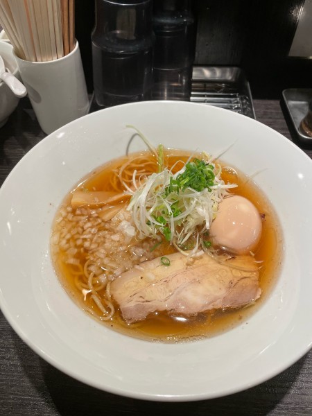 「淡麗醤油そば（味玉・炙りチャーシュートッピング）」@中華そば 十目一八食堂の写真