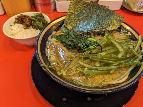 「ラーメン（固め・濃め）+茎わかめ（ライス無料）」@家系ラーメン大輝家 日吉店の写真