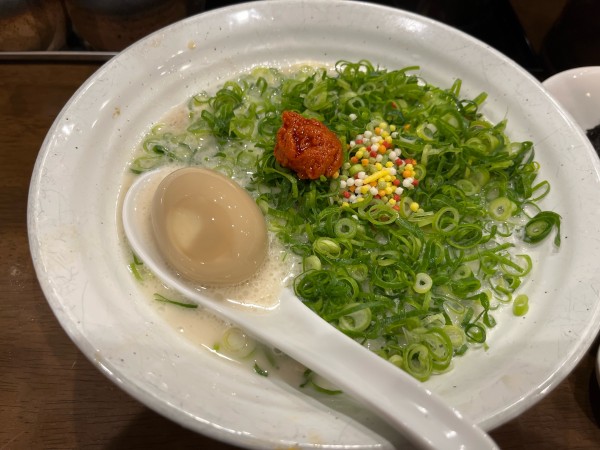 「特製赤豚骨+青ネギ」@自家製多加水極太麺 ISAMIの写真