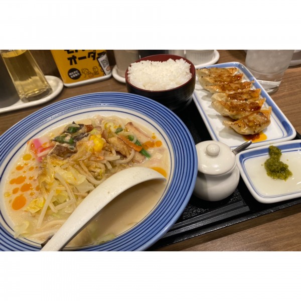 「長崎ちゃんぽん(麺少な目)🍜🥢ギョウザ🥟5個&ごはんセット🍚😋」@長崎ちゃんぽん リンガーハット 西新宿店の写真