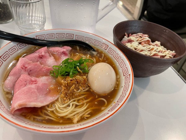 「特製醤油らーめん + マヨチャー丼」@麺笑の写真