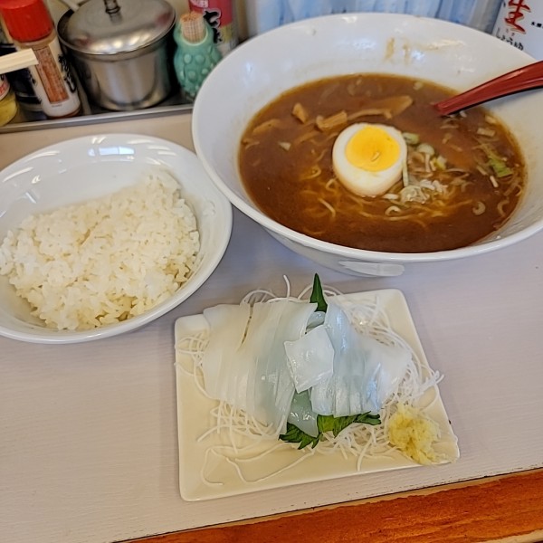 「本日のランチ🅰️店長の釣ったヤリイカ刺身ライス」@笑顔の写真
