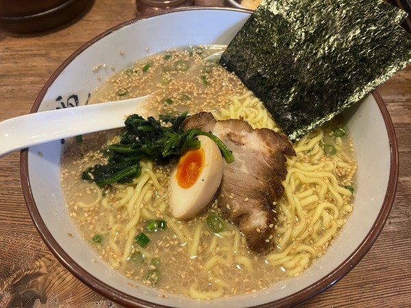 「塩豚骨ﾗｰﾒﾝ大盛ﾊﾞﾘｶﾀ890円」@横濱家 鶴川店の写真