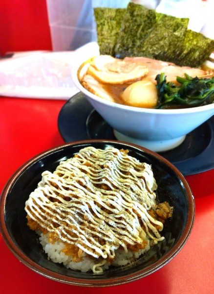 「ラーメン 800円＋バラ 50円×2＋味玉 100円」@家系ラーメン王道家直伝 との丸家 松飛台店の写真