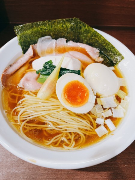 「上中華 千葉県産 背黒煮干と平子 醤油」@メヂカそば 吟魚の写真
