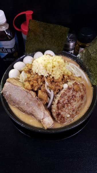 「マヨ郎大盛ボクバーグ&うずらちゃん」@僕との麺の写真