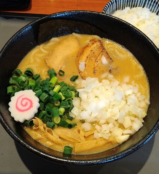 「濃厚中華そば(醤油)大盛+ネギ､玉ねぎ､半ライス」@中華そば 輝羅の写真