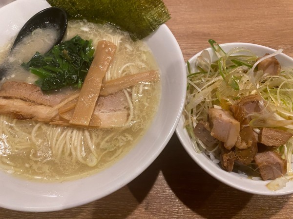 「とんこつラーメン+ネギ丼」@ラーメン赤羽とんやの写真