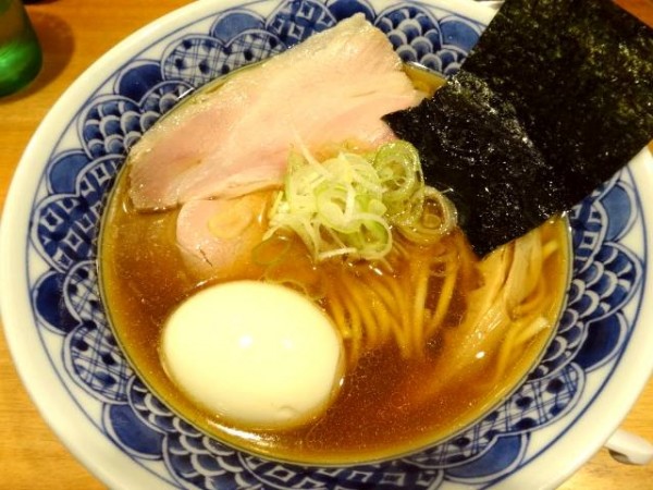 「中華そば(900円)＋出汁玉子(映画の半券で無料サービス)」@中華蕎麦 時雨 コレットマーレ桜木町店の写真