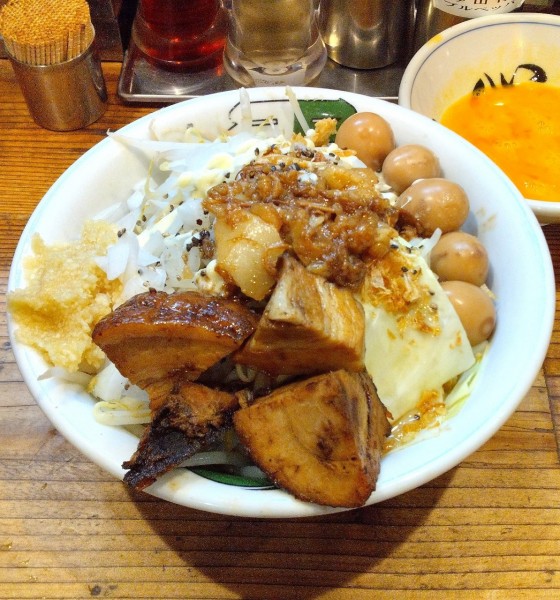 「汁無しそば並(250ｇ) 970円＋うずら 100円」@雷 千葉駅前店の写真