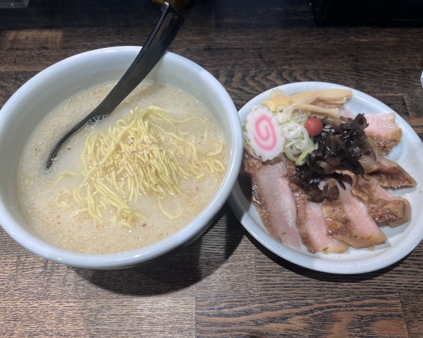 「とろ肉塩らーめん」@らーめん 山頭火 原宿店の写真