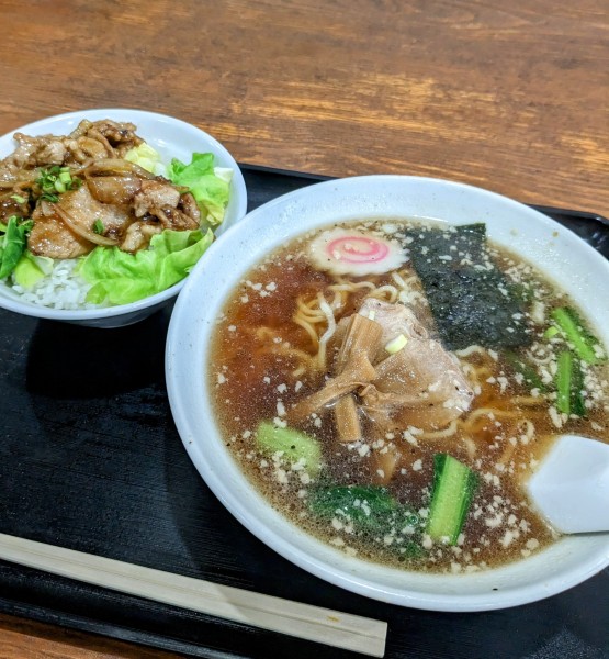 「日替 2.ラーメン+豚焼肉々丼 800円」@中華つばめの写真