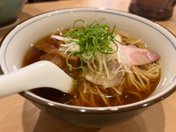 「醤油らぁ麺」@らぁ麺 くろ渦の写真