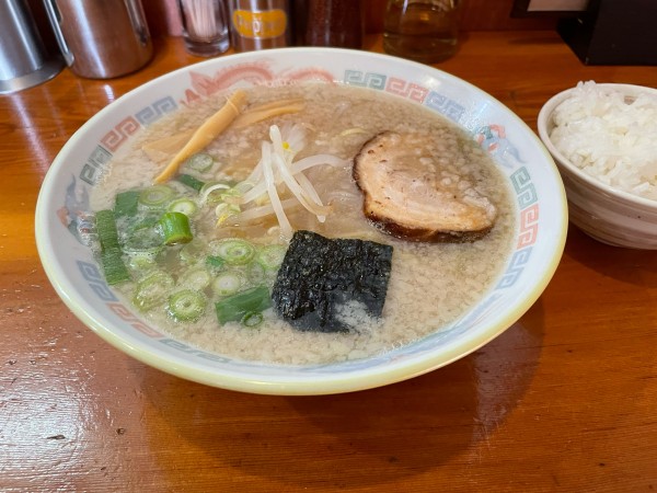 「ラーメン　半ライス」@中華そば専門店 木八 三島店の写真