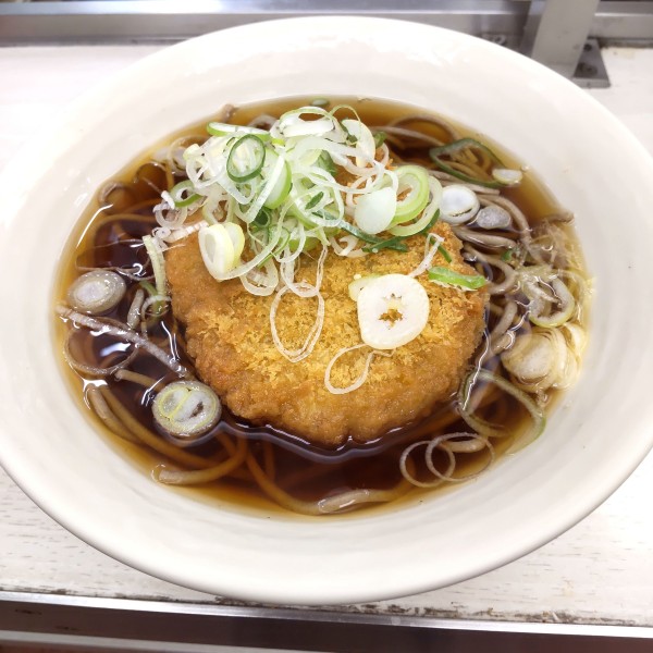 「かけ（￥360）＋コロッケ（サービス）」@常盤軒 横須賀線ホーム店の写真