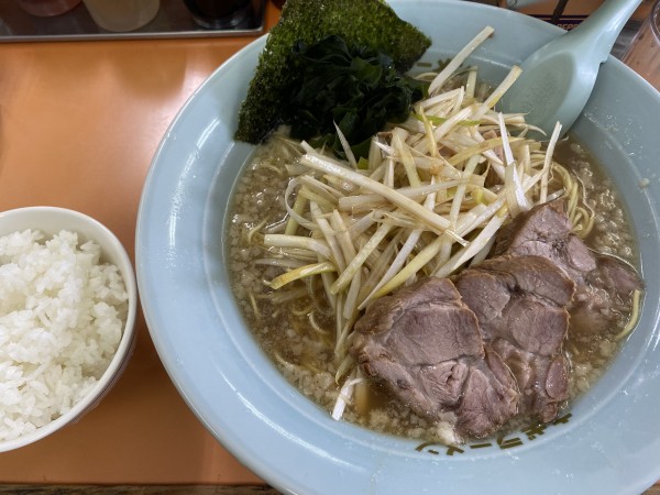 「朝ねぎラーメン　中盛　チャーシュー3枚　ライス」@ラーメンショップ 成瀬が丘店の写真